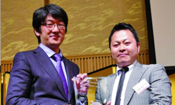 菅原社長が受賞している写真