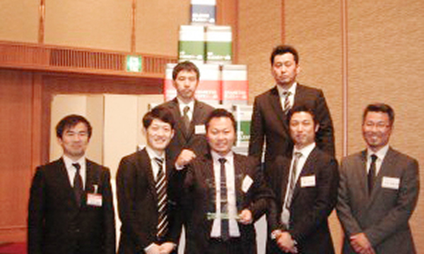 菅原社長が受賞している写真
