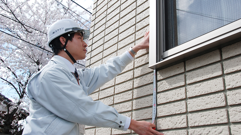 建物診断結果を渡す人の写真