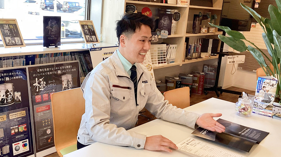 夫婦に提案する男性スタッフの写真