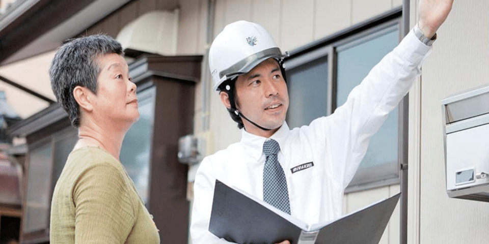 マンション・アパートに関する修繕をご提案する人の写真