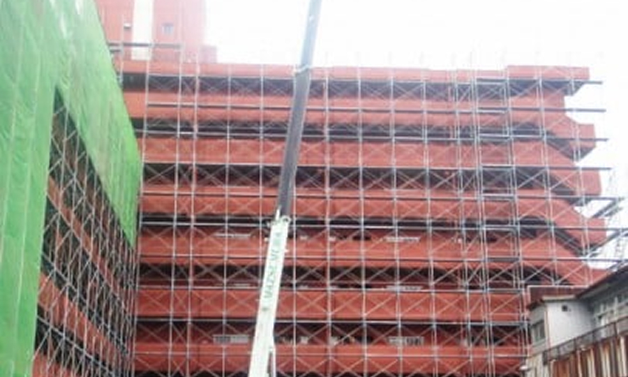 改修工事中の建物の写真