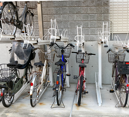 2階タイプの自転車置き場の写真